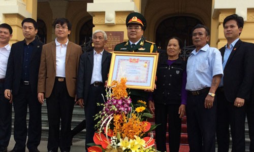 NS Hoai Linh Linh Nga dien ao dai nhan danh hieu NSUT-Hinh-3